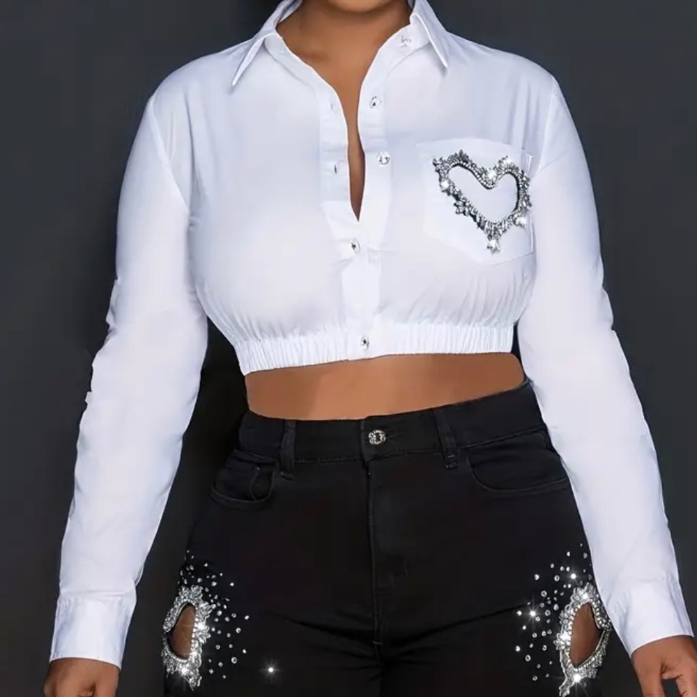NEW!! Woman white top heart.